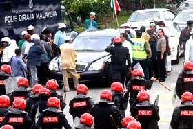 A vehicle with a yellow (royal) registration plate, said to be ferrying Perak crown prince Raja Nazrin Shah, was pelted with stones by angry supporters of the PRU12, which has shown PR won the State of Perak.           