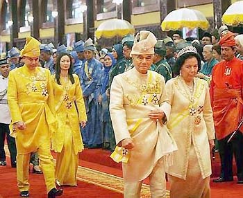 HRH Sultan of Perak is Raja Azlan Shah who before becoming Sultan was the Lord President of Malaysia, the chief judge of the country. There were much hopes when Raja Azlan Shah became Sultan. 